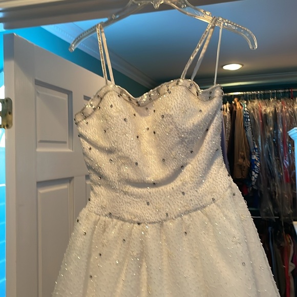 JACQUELINE Sequined and beaded white gown.  Spaghetti straps, size 6. Pristine! - Picture 2 of 8
